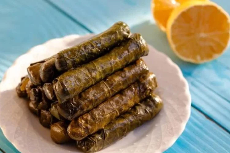 طرز تهیه دلمه برگ مو لبنانی (ورق عنب)؛ غذای سنتی مدیترانه‌ای