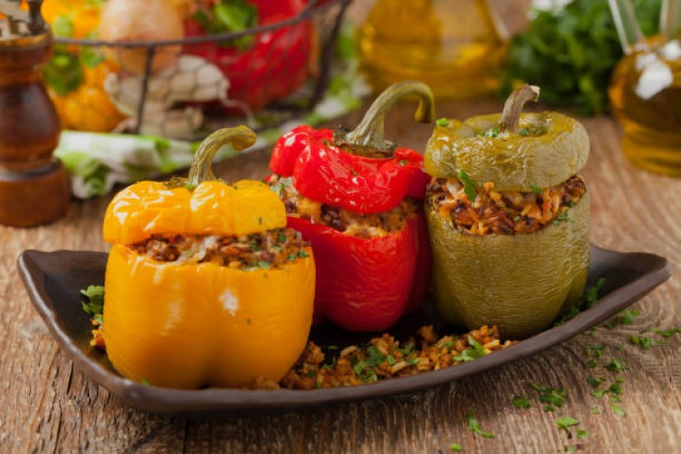 طرز تهیه دلمه فلفل رنگی با سبزی خشک