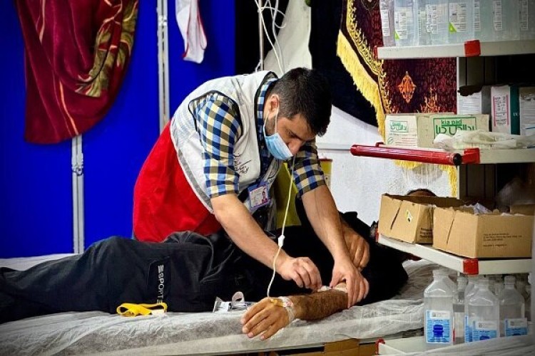 خدمت‌رسانی شبانه‌روزی تیم‌های تخصصی هلال‌احمر به زائران اربعین حسینی