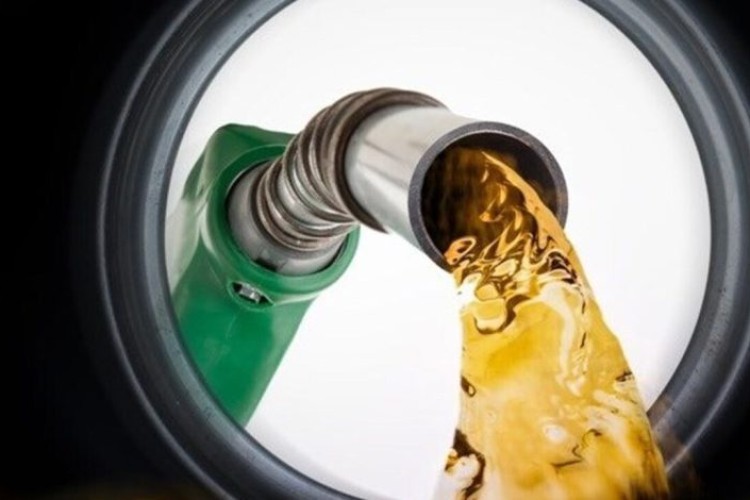 چرا مقایسه قیمت بنزین با قیمت یک بطری آب غلط است؟