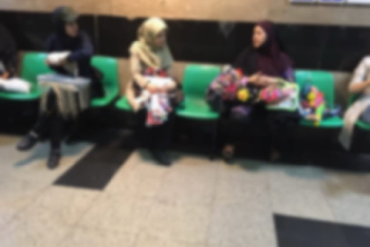 کپی‌ کارت‌های بانکی در متروی تهران توسط یک دستفروش