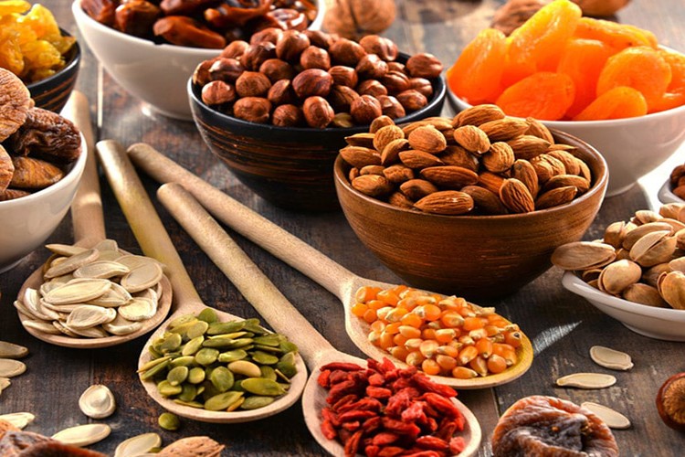 مضرات مصرف بیش از حد آجیل و شیرینی چیست ؟