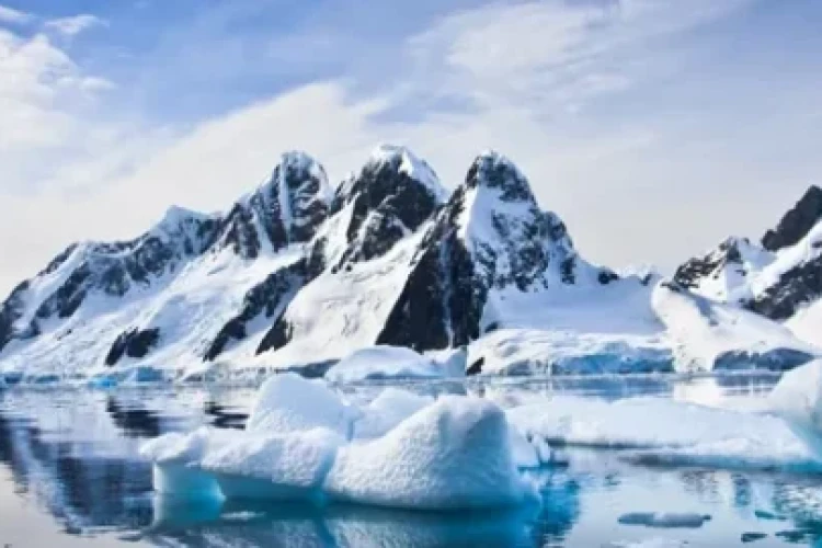 چرا هواپیماها می توانند بر فراز قطب شمال پرواز کنند، اما بر فراز قطب جنوب ممنوع هستند: 4 دلیل