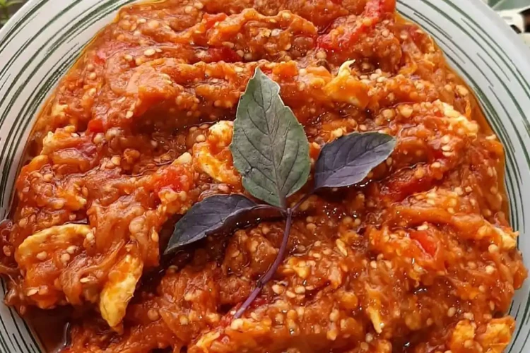 طرز تهیه میرزا قاسمی خوشمزه و مخصوص رستوران های گیلان + نکات مهم