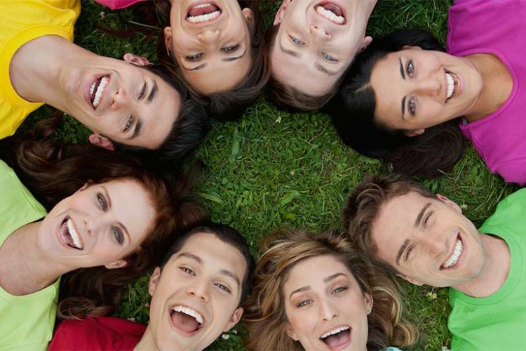 یوگای خنده «درمان هر درد بی‌درمان»؛ تمرینی سرگرم‌ کننده‌ که برای ذهن و قلب شما مفید است