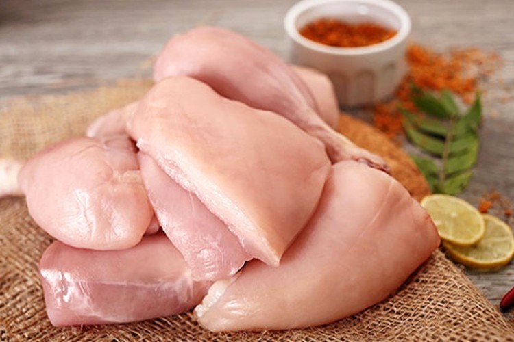 کاهش چشمگیر تقاضا؛ مصرف مرغ ۲۰ درصد پایین آمد