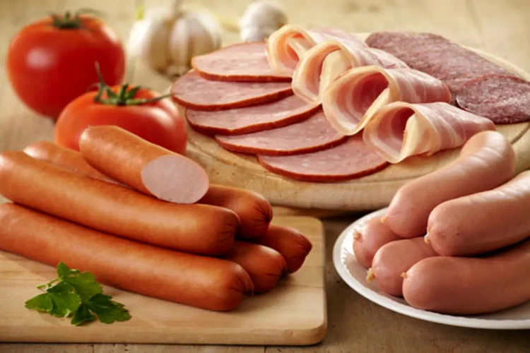 استفاده غیرمجاز از خمیر مرغ و افزودنی‌ها در سوسیس و کالباس تکذیب شد