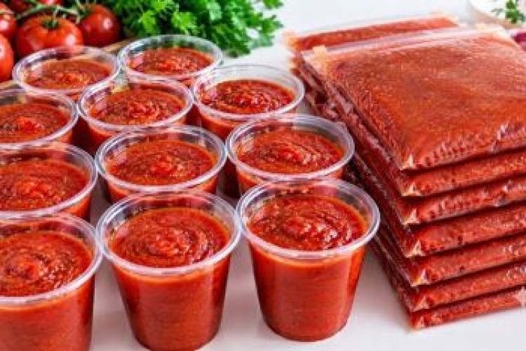 طرز تهیه سس گوجه و فلفل برای فریزر؛ روش آسان نگهداری گوجه برای زمستان