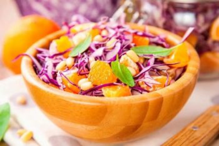 سالاد کلم بنفش ترش و شیرین؛ یک بشقاب رنگی و خوش طعم برای پاییز