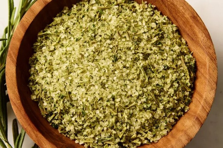 طرز تهیه نمک سبزیجات خانگی؛ یک چاشنی خانگی برای طعم بهتر غذاها