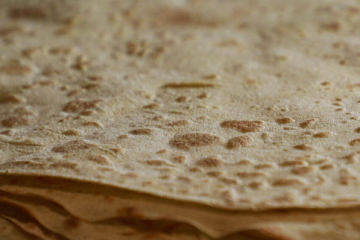 پخت آزمایشی نان تافتون با آرد کامل برای نخستین بار در دزفول آغاز شد