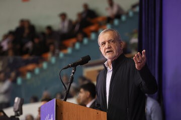 انتقاد پزشکیان از برخی استانداران: بعضی در باور گذشته هستند، می‌گویند پول بدهید تا کارها را درست کنیم!