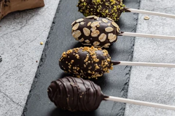 آبنباتهای خرمایی خوراکی خوشمزه و سالم برای بچهها؛ بدون شکر اضافه + طرز تهیه