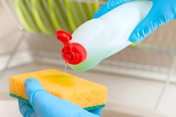 ریختن مایع ظرف‌شویی روی اسکاچ؛ یک اشتباه رایج