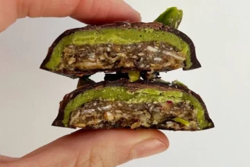 طرز تهیه کرانچی ترد پسته‌ای؛ تنقلات مناسب بچه مدرسه‌ای ها