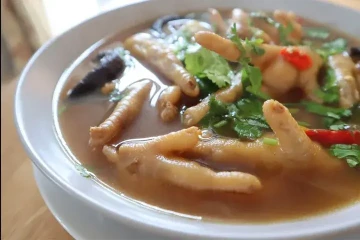 طرز تهیه سوپ پای مرغ؛ آموزش قدم‌به‌قدم برای یک سوپ مقوی و مناسب سرماخوردگی