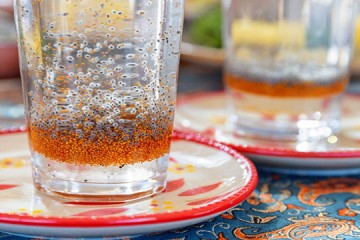 چگونه با تخم شربتی و خاکشیر شربت درست کنیم؟ + روش تهیه