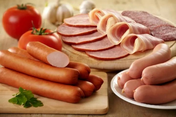 استفاده غیرمجاز از خمیر مرغ و افزودنی‌ها در سوسیس و کالباس تکذیب شد