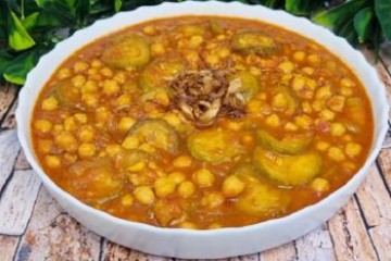 طرز تهیه خوراک نخود و کدو سبز با گوجه؛ ساده، خوشمزه و متفاوت