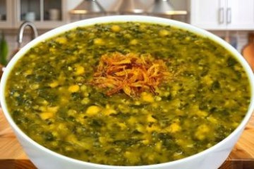 طرز تهیه آش گندم سنتی و لعابدار خانگی بدون گوشت با پیازداغ فراوان