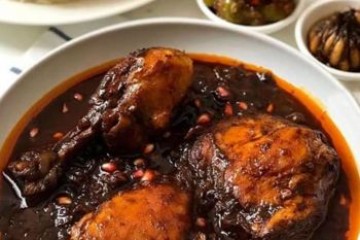 طرز تهیه خورش سیر انار مازندرانی؛ خورش ترش و ملس شمالی با عطر سیر و انار
