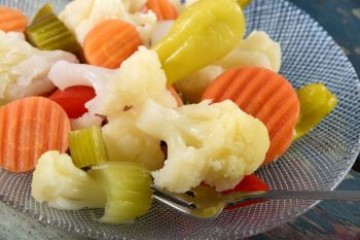 طرز تهیه شور گل‌کلم با هویج و کرفس
