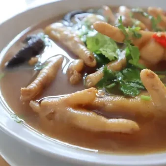 طرز تهیه سوپ پای مرغ؛ آموزش قدم‌به‌قدم برای یک سوپ مقوی و مناسب سرماخوردگی