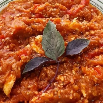 طرز تهیه میرزا قاسمی خوشمزه و مخصوص رستوران های گیلان + نکات مهم