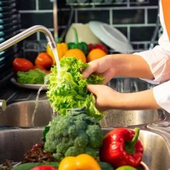 روش صحیح شستن میوه‌ها و سبزیجات؛ توصیه های یک سرآشپز حرفه‌ای