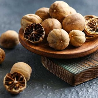 طرز تهیه لیمو عمانی خانگی؛ چاشنی اصیل ایرانی