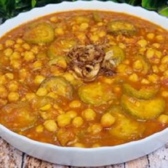 طرز تهیه خوراک نخود و کدو سبز با گوجه؛ ساده، خوشمزه و متفاوت