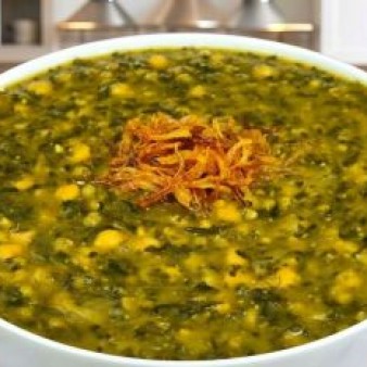 طرز تهیه آش گندم سنتی و لعابدار خانگی بدون گوشت با پیازداغ فراوان