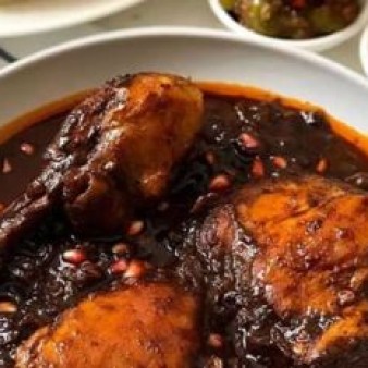 طرز تهیه خورش سیر انار مازندرانی؛ خورش ترش و ملس شمالی با عطر سیر و انار