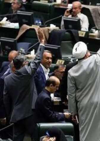 تعطیل کنید دفاتر نمایندگان مجلس در شهرستانها را/ کی گفته نماینده مجلس معادل وزیر است؟/مگر حقوق نماینده چقدر است که میلیاردها تومان خرج تبلیغ می کنند