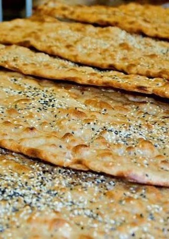 قیمت نان چرا ناگهان افزایش یافت؟ | «آرد دولتی ۱۰۰ هزار تومانی در بازار آزاد تا ۱.۵ میلیون تومان فروخته می‌شود»